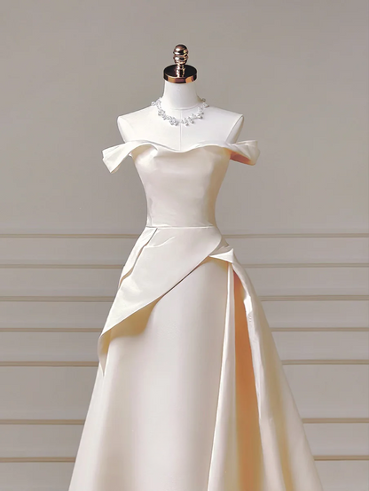 Romantisches langes Brautkleid im A-Linien-Stil mit schulterfreiem, plissiertem Satin-Schnitt und Schleppe (Modell AQ001)