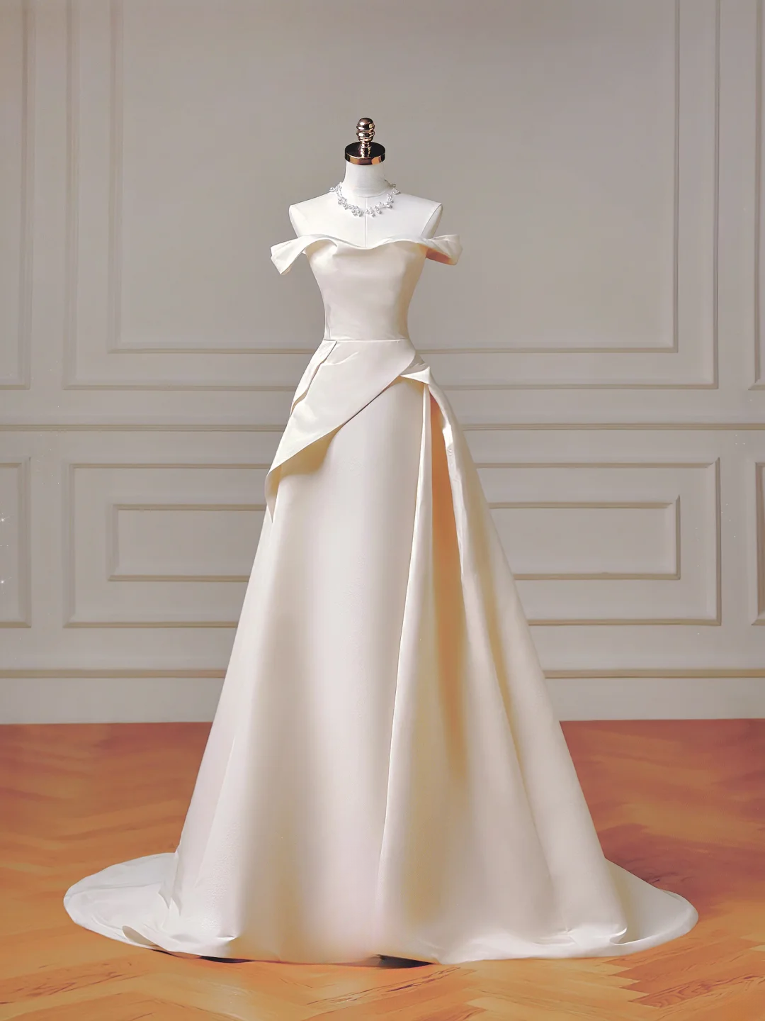 Romantisches langes Brautkleid im A-Linien-Stil mit schulterfreiem, plissiertem Satin-Schnitt und Schleppe (Modell AQ001)