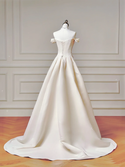 Romantisches langes Brautkleid im A-Linien-Stil mit schulterfreiem, plissiertem Satin-Schnitt und Schleppe (Modell AQ001)