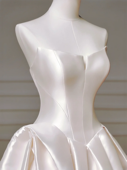 Langes Brautkleid im Prinzessinnenstil, ärmellos, Ballkleid mit Herzausschnitt, Satin, plissiertem Korsett und taillierter Schleppe, AQ002