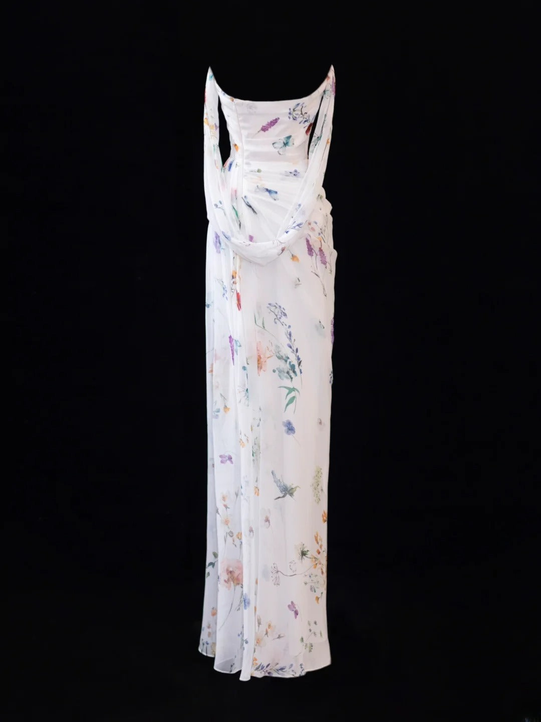 Elegantes, trägerloses Etuikleid mit Blumenmuster und Falten – ein beeindruckendes, langes, weißes Ballkleid für festliche Anlässe (SA003)