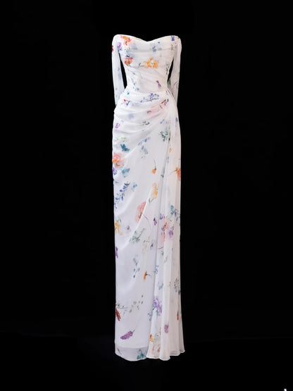 Elegantes, trägerloses Etuikleid mit Blumenmuster und Falten – ein beeindruckendes, langes, weißes Ballkleid für festliche Anlässe (SA003)