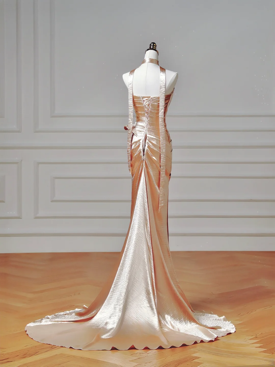 Elegantes, trägerloses Meerjungfrauen-Abendkleid in Gold mit Perlenstickerei – ein beeindruckendes, langes Abendkleid für Teenager und Schülerinnen (AQ003)