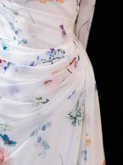Elegantes, trägerloses Etuikleid mit Blumenmuster und Falten – ein beeindruckendes, langes, weißes Ballkleid für festliche Anlässe (SA003)