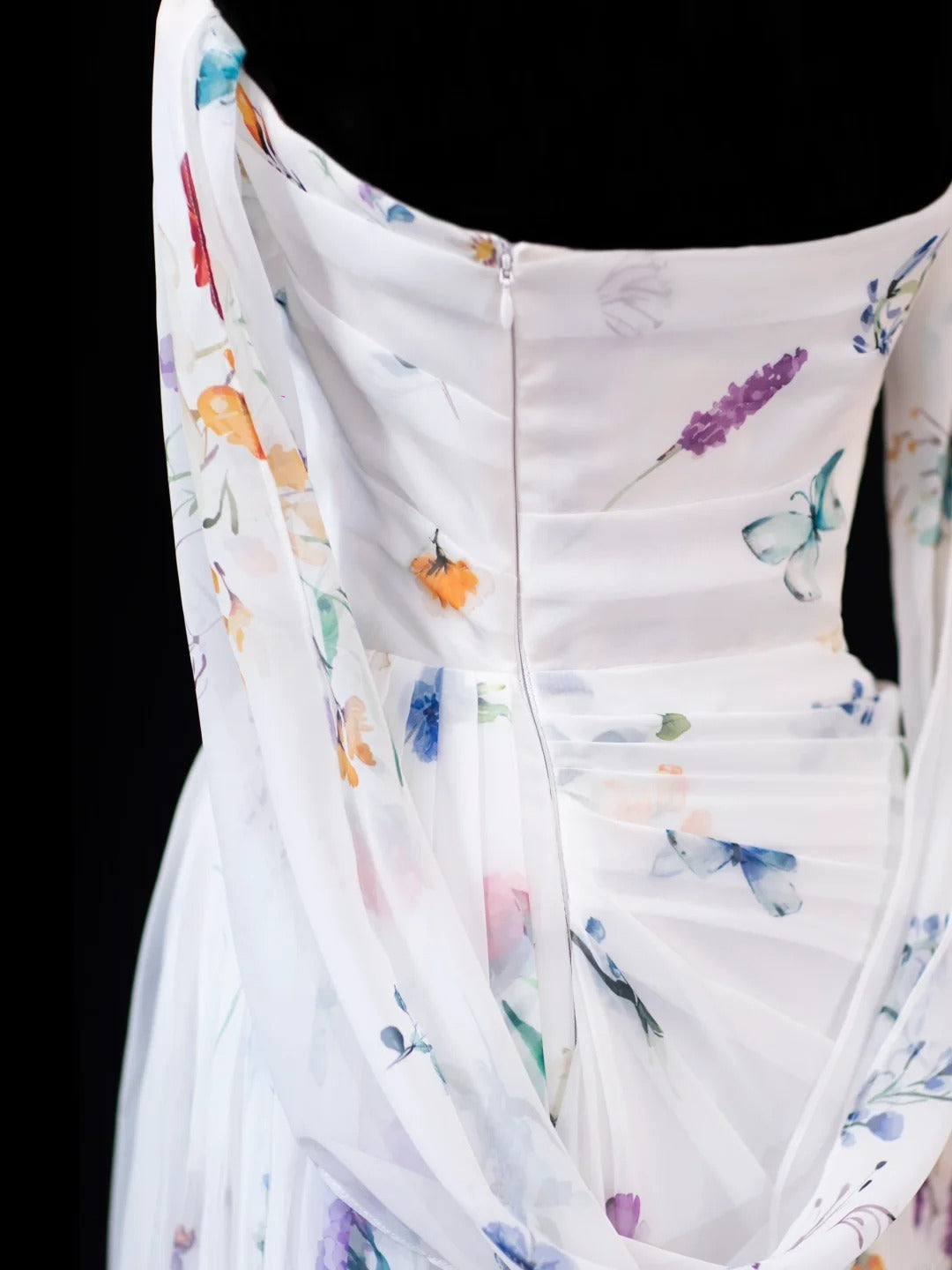 Elegantes, trägerloses Etuikleid mit Blumenmuster und Falten – ein beeindruckendes, langes, weißes Ballkleid für festliche Anlässe (SA003)