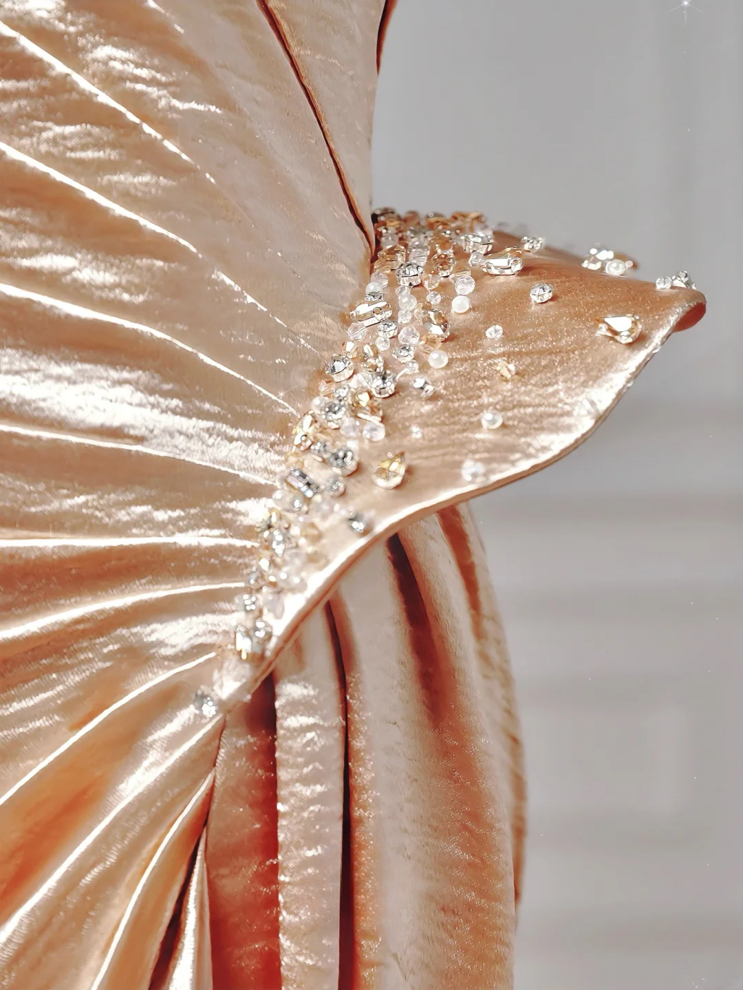 Elegantes, trägerloses Meerjungfrauen-Abendkleid in Gold mit Perlenstickerei – ein beeindruckendes, langes Abendkleid für Teenager und Schülerinnen (AQ003)