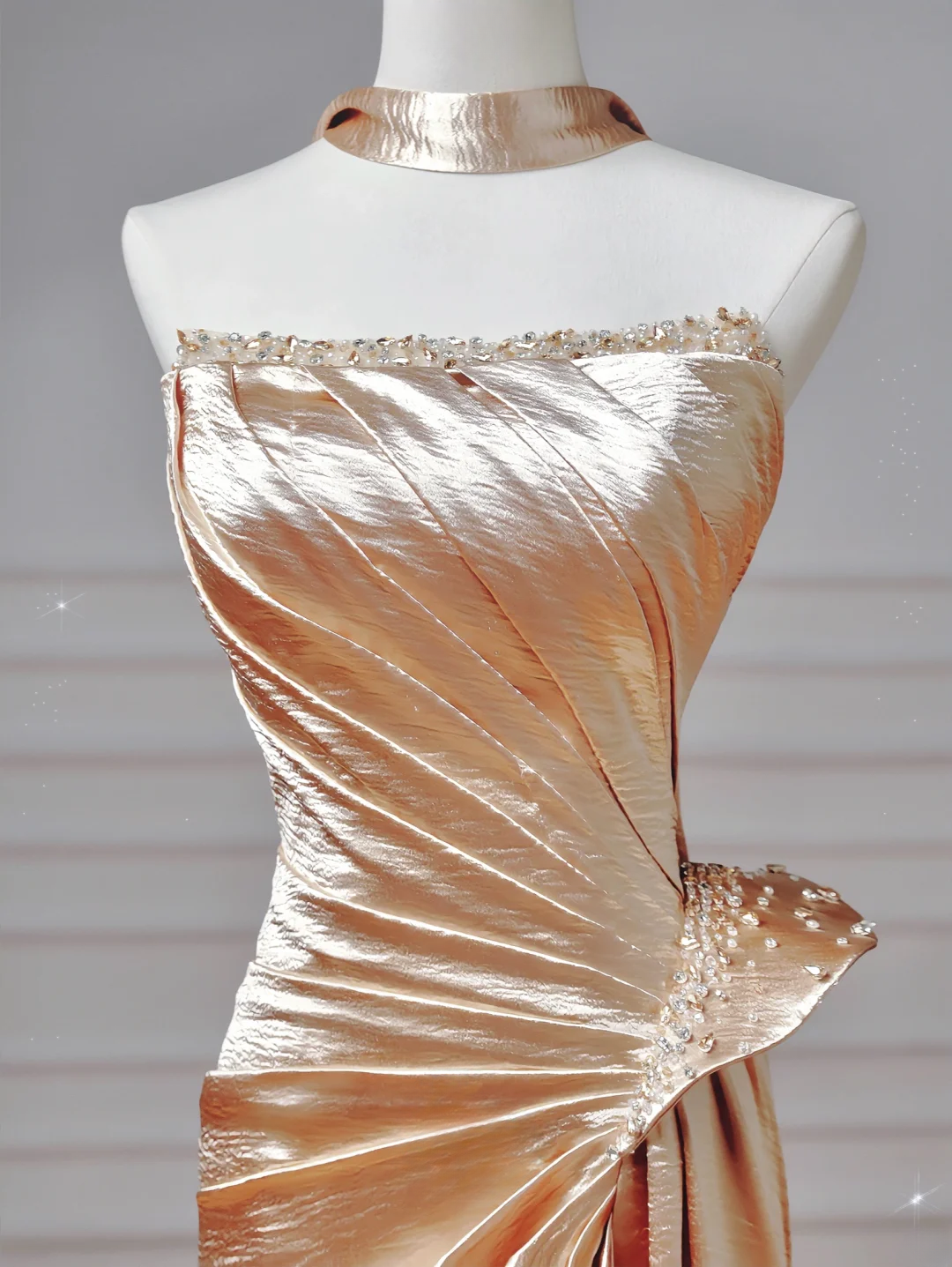 Elegantes, trägerloses Meerjungfrauen-Abendkleid in Gold mit Perlenstickerei – ein beeindruckendes, langes Abendkleid für Teenager und Schülerinnen (AQ003)