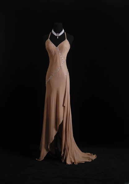 Robe de soirée longue sirène en mousseline marron style années 90, ornée de perles, avec dos nu et bretelles. Idéale pour les fêtes, les bals de fin d'année ou les anniversaires (21 ans). AS005