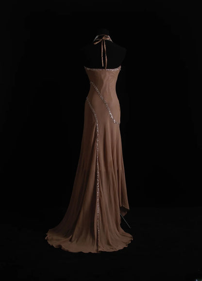 Robe de soirée longue sirène en mousseline marron style années 90, ornée de perles, avec dos nu et bretelles. Idéale pour les fêtes, les bals de fin d'année ou les anniversaires (21 ans). AS005