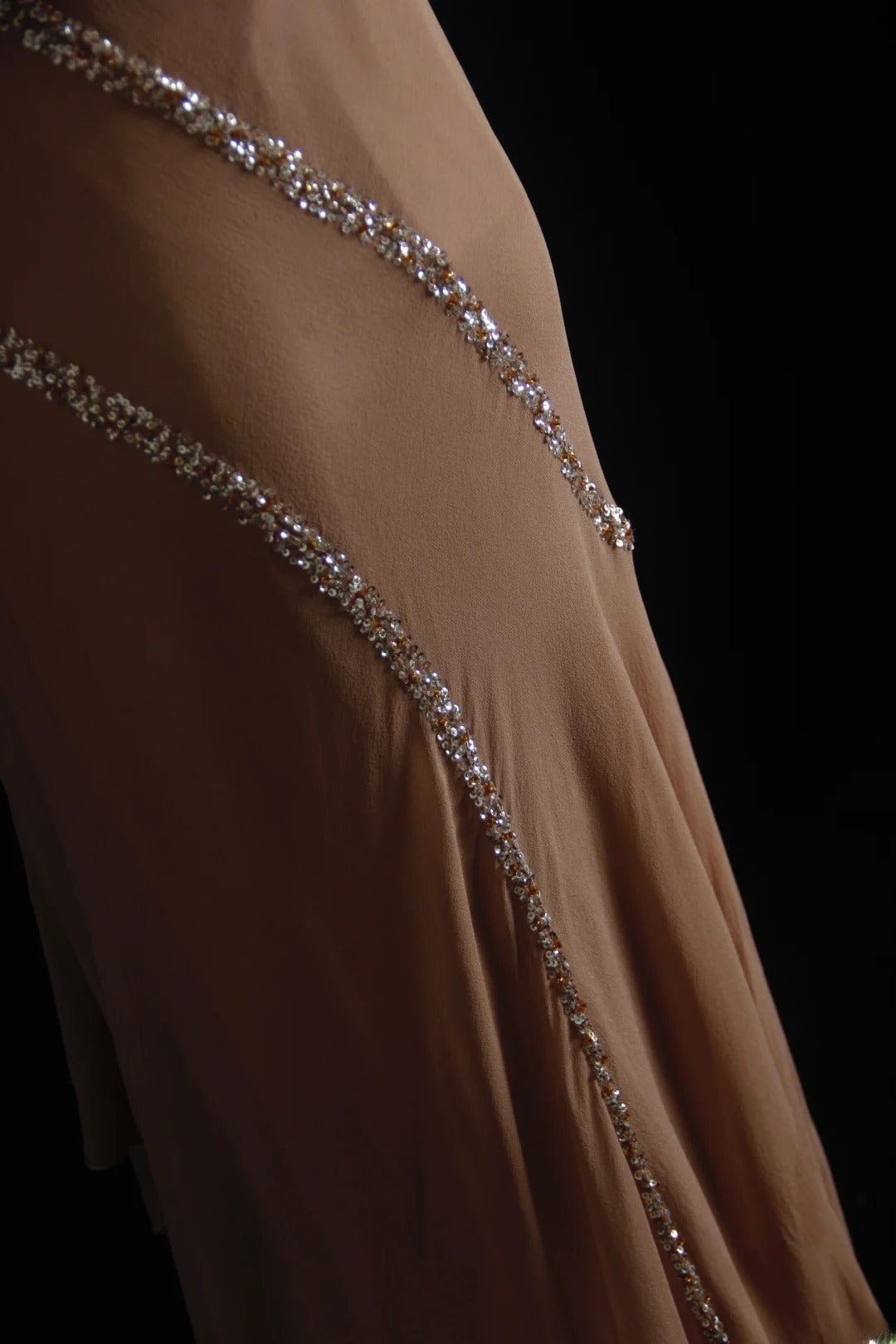 Robe de soirée longue sirène en mousseline marron style années 90, ornée de perles, avec dos nu et bretelles. Idéale pour les fêtes, les bals de fin d'année ou les anniversaires (21 ans). AS005