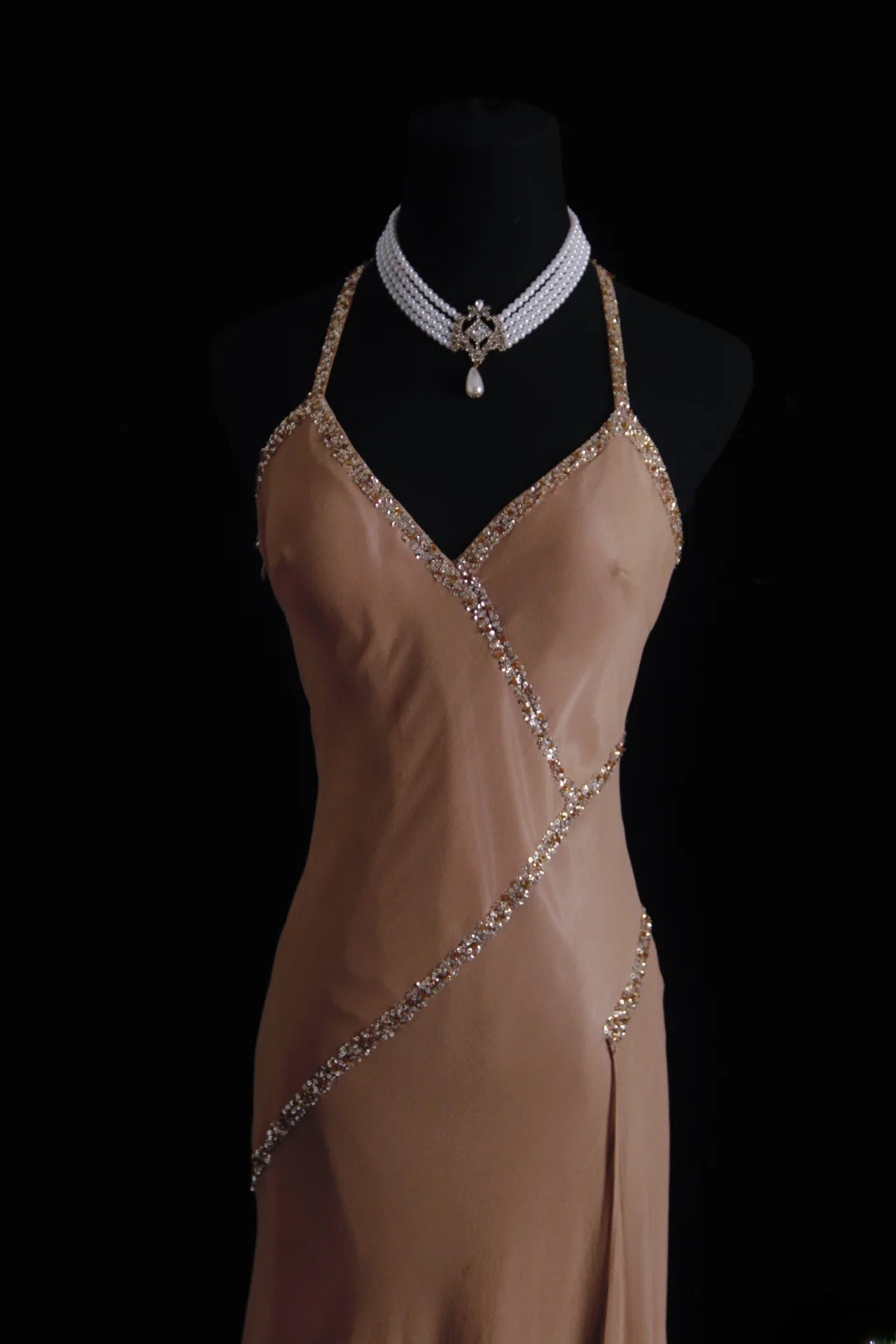 Robe de soirée longue sirène en mousseline marron style années 90, ornée de perles, avec dos nu et bretelles. Idéale pour les fêtes, les bals de fin d'année ou les anniversaires (21 ans). AS005