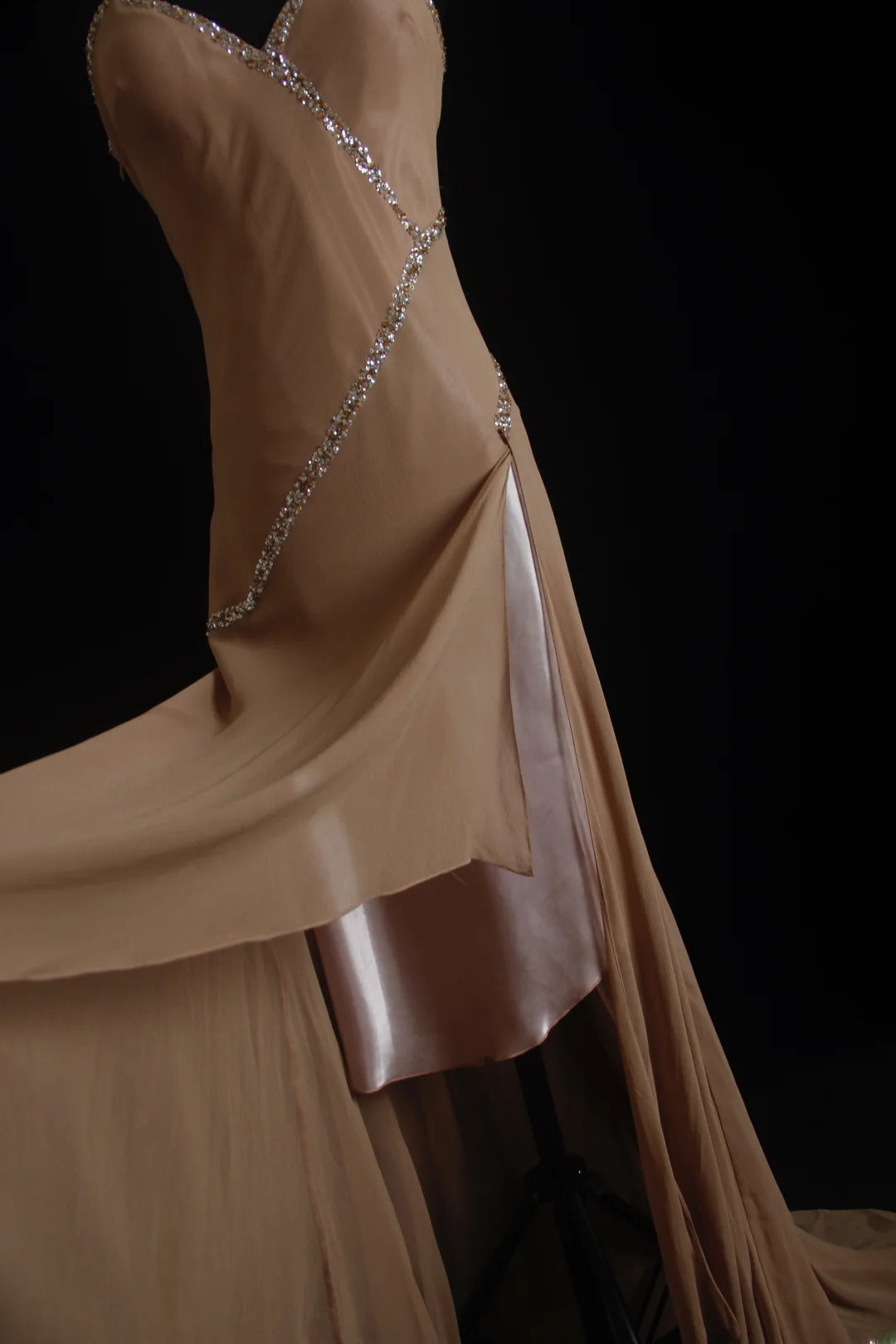 Robe de soirée longue sirène en mousseline marron style années 90, ornée de perles, avec dos nu et bretelles. Idéale pour les fêtes, les bals de fin d'année ou les anniversaires (21 ans). AS005