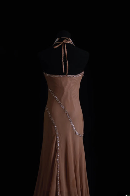 Robe de soirée longue sirène en mousseline marron style années 90, ornée de perles, avec dos nu et bretelles. Idéale pour les fêtes, les bals de fin d'année ou les anniversaires (21 ans). AS005