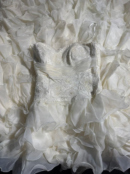 Robe de mariée vintage intemporelle pour femme, style années 1920, coupe sirène, décolleté cœur, sans manches, en mousseline blanche à volants plissés et ornée de perles et de dentelle (AS006)