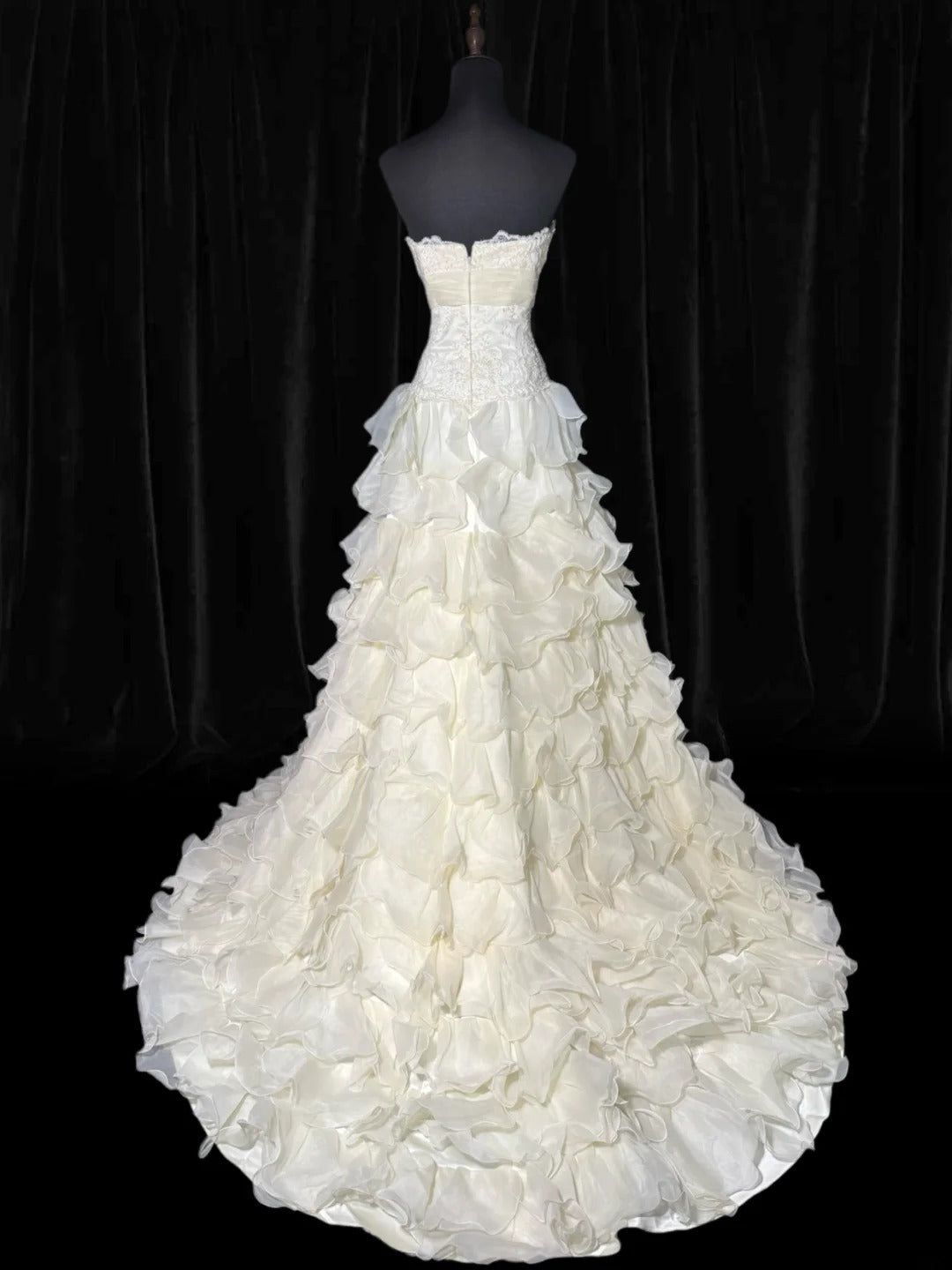 Robe de mariée vintage intemporelle pour femme, style années 1920, coupe sirène, décolleté cœur, sans manches, en mousseline blanche à volants plissés et ornée de perles et de dentelle (AS006)