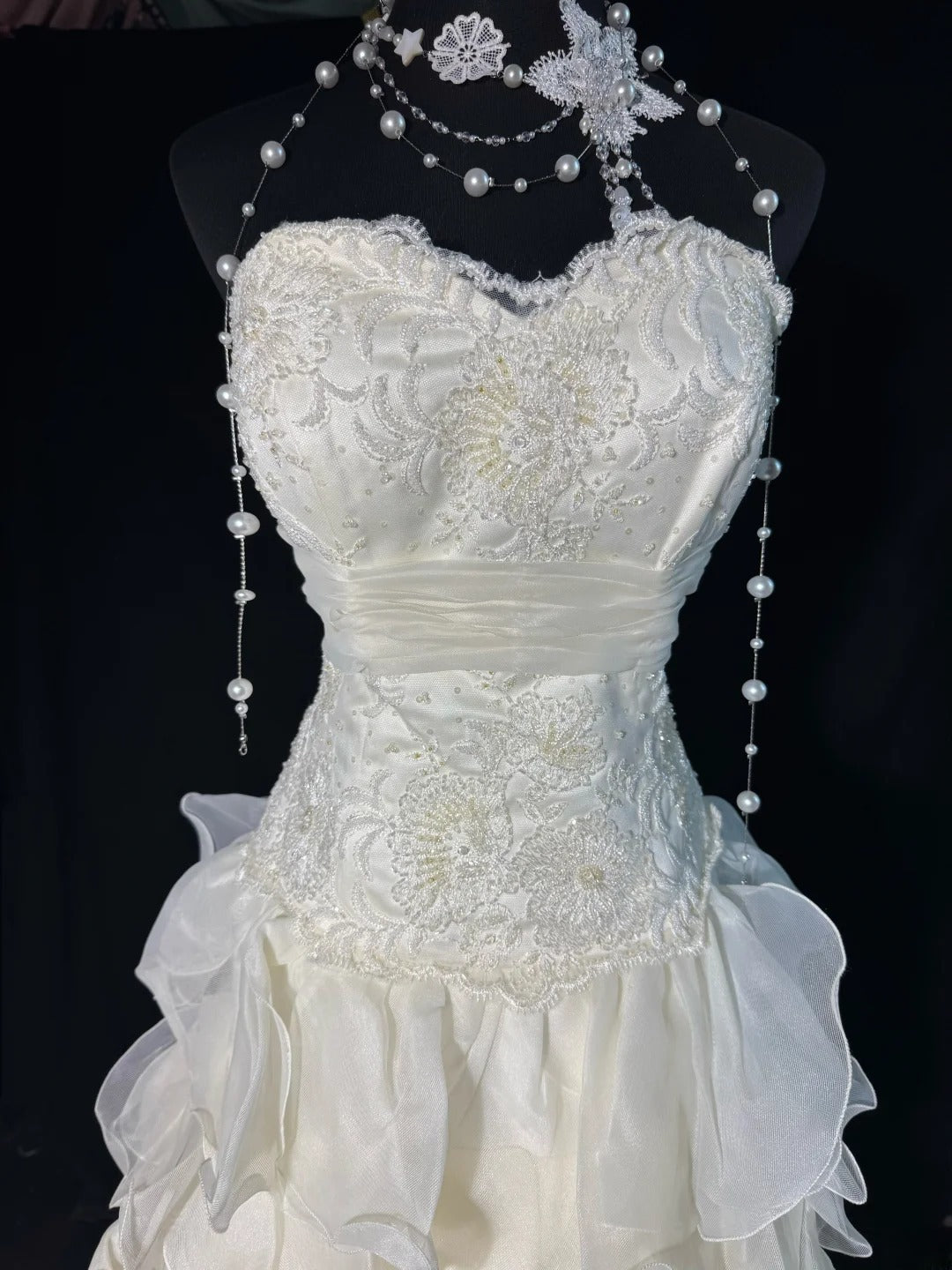 Robe de mariée vintage intemporelle pour femme, style années 1920, coupe sirène, décolleté cœur, sans manches, en mousseline blanche à volants plissés et ornée de perles et de dentelle (AS006)