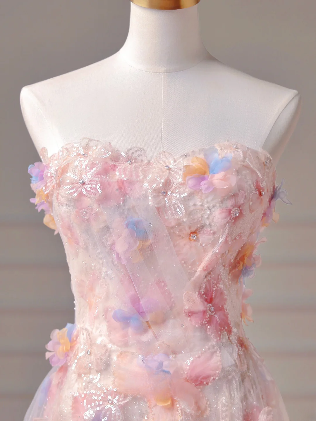 Elegantes, trägerloses A-Linien-Abendkleid aus rosa Spitze und Tüll mit Cape – ein stilvolles, langes Abendkleid für Teenager und Schülerinnen (AQ006).