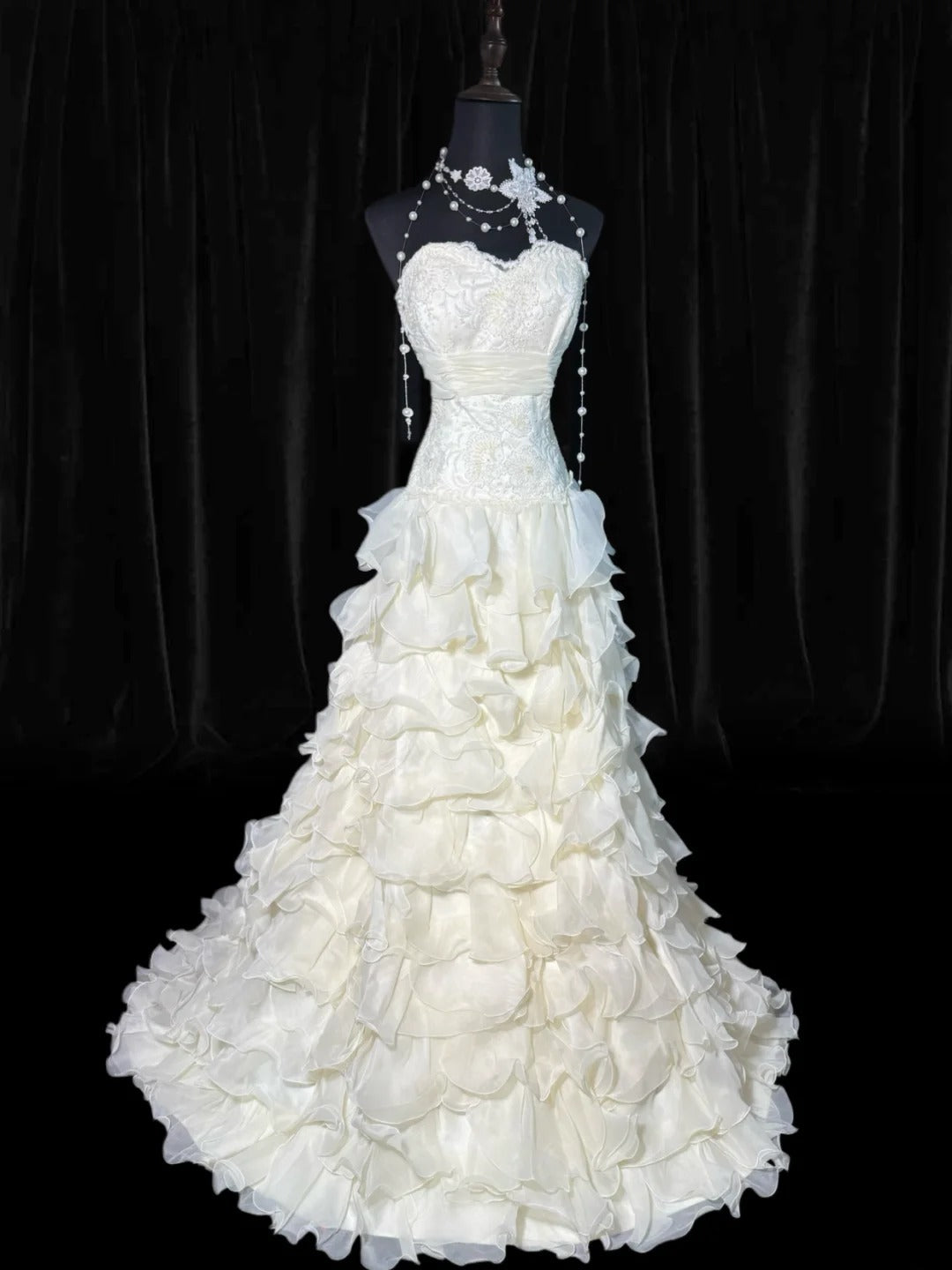 Robe de mariée vintage intemporelle pour femme, style années 1920, coupe sirène, décolleté cœur, sans manches, en mousseline blanche à volants plissés et ornée de perles et de dentelle (AS006)