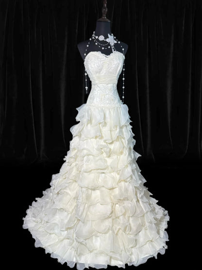 Robe de mariée vintage intemporelle pour femme, style années 1920, coupe sirène, décolleté cœur, sans manches, en mousseline blanche à volants plissés et ornée de perles et de dentelle (AS006)