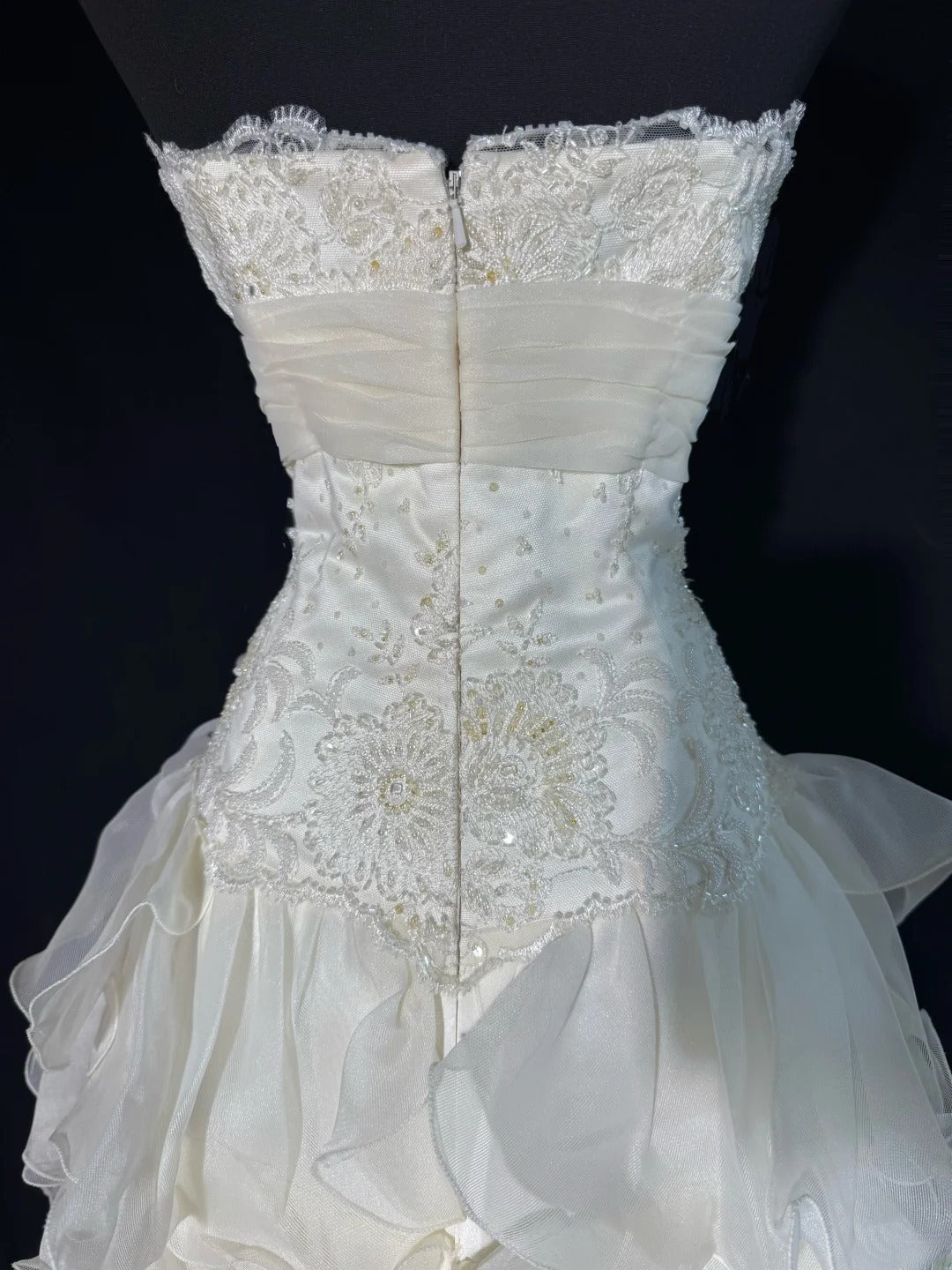 Robe de mariée vintage intemporelle pour femme, style années 1920, coupe sirène, décolleté cœur, sans manches, en mousseline blanche à volants plissés et ornée de perles et de dentelle (AS006)