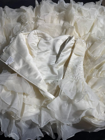 Robe de mariée vintage intemporelle pour femme, style années 1920, coupe sirène, décolleté cœur, sans manches, en mousseline blanche à volants plissés et ornée de perles et de dentelle (AS006)