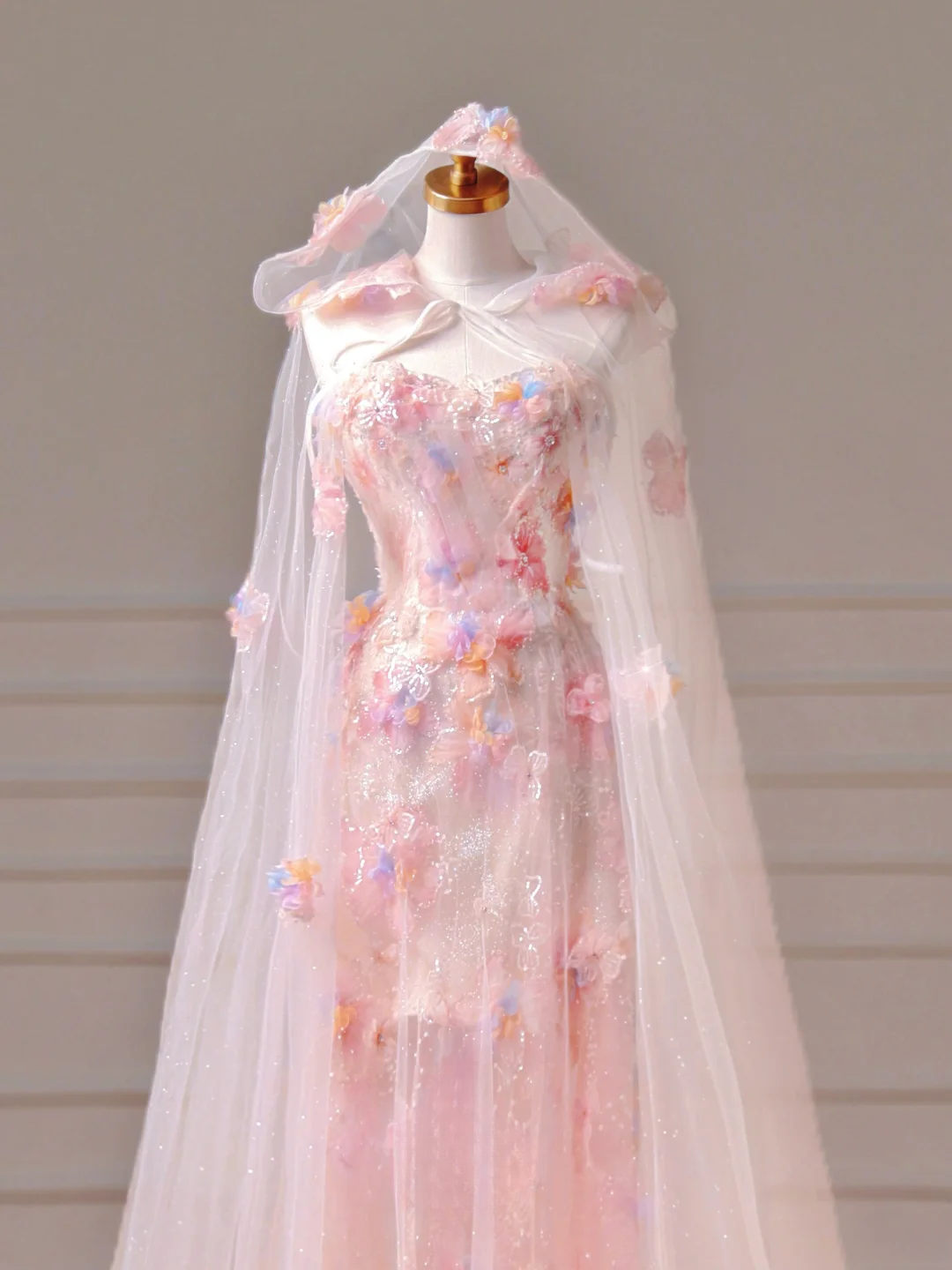 Elegantes, trägerloses A-Linien-Abendkleid aus rosa Spitze und Tüll mit Cape – ein stilvolles, langes Abendkleid für Teenager und Schülerinnen (AQ006).