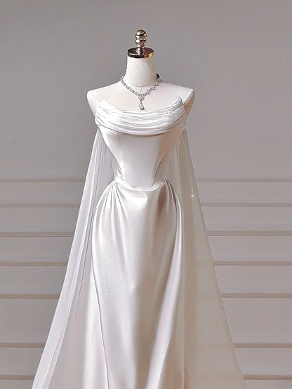 Zeitloses langes Brautkleid im Meerjungfrauenstil, trägerlos, ärmellos, aus Satin mit plissierter Schleppe, Brautkleid AQ007