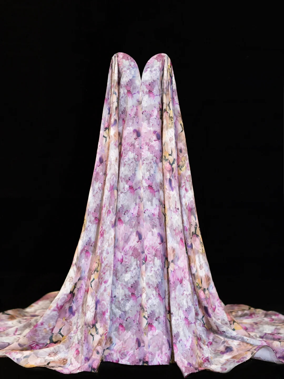 Elegantes, geblümtes A-Linien-Abendkleid mit Herzausschnitt und Cape aus Chiffon – ein beeindruckendes langes Abendkleid für festliche Anlässe (SA007)