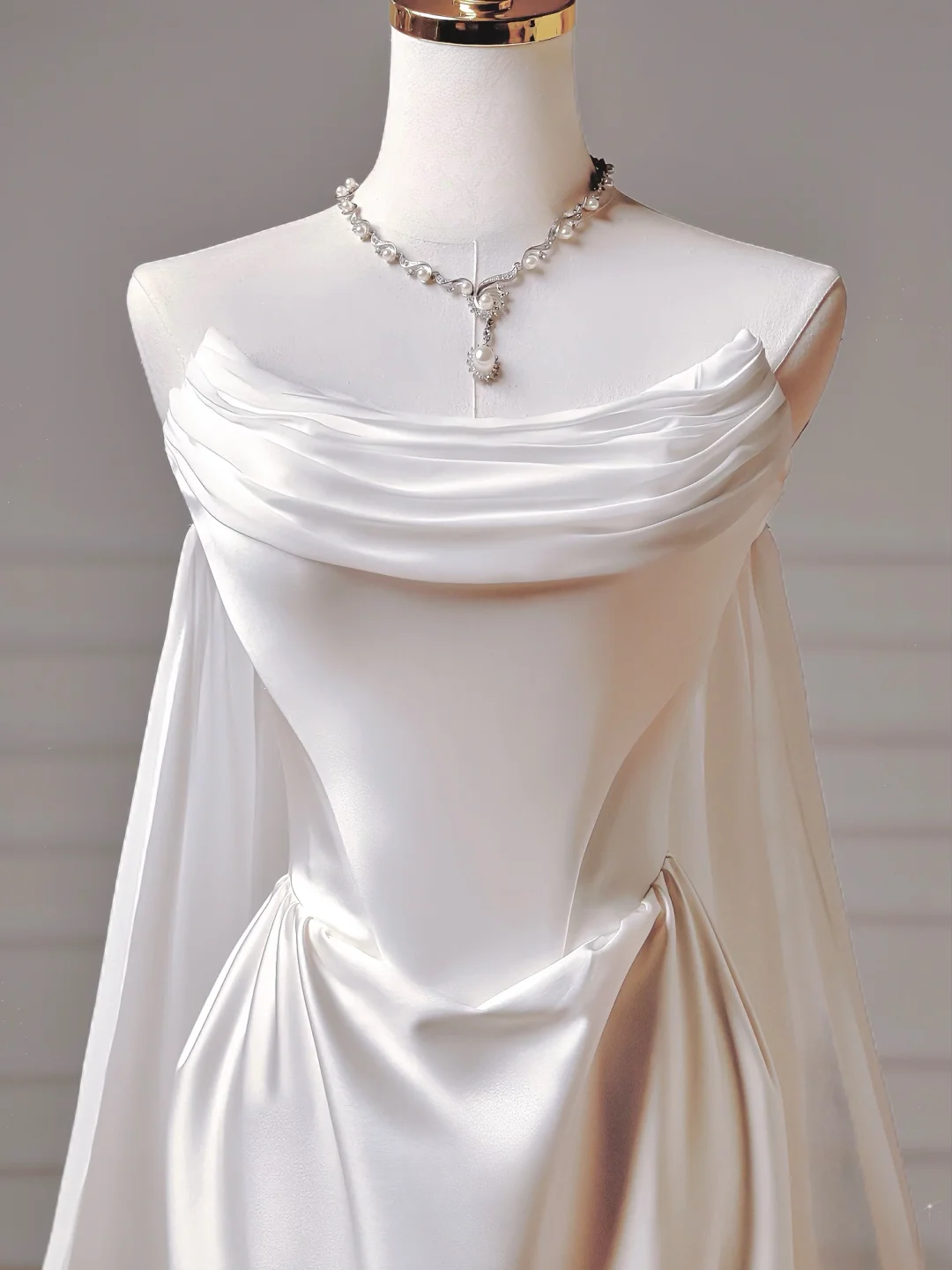 Zeitloses langes Brautkleid im Meerjungfrauenstil, trägerlos, ärmellos, aus Satin mit plissierter Schleppe, Brautkleid AQ007