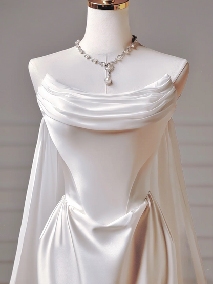 Zeitloses langes Brautkleid im Meerjungfrauenstil, trägerlos, ärmellos, aus Satin mit plissierter Schleppe, Brautkleid AQ007