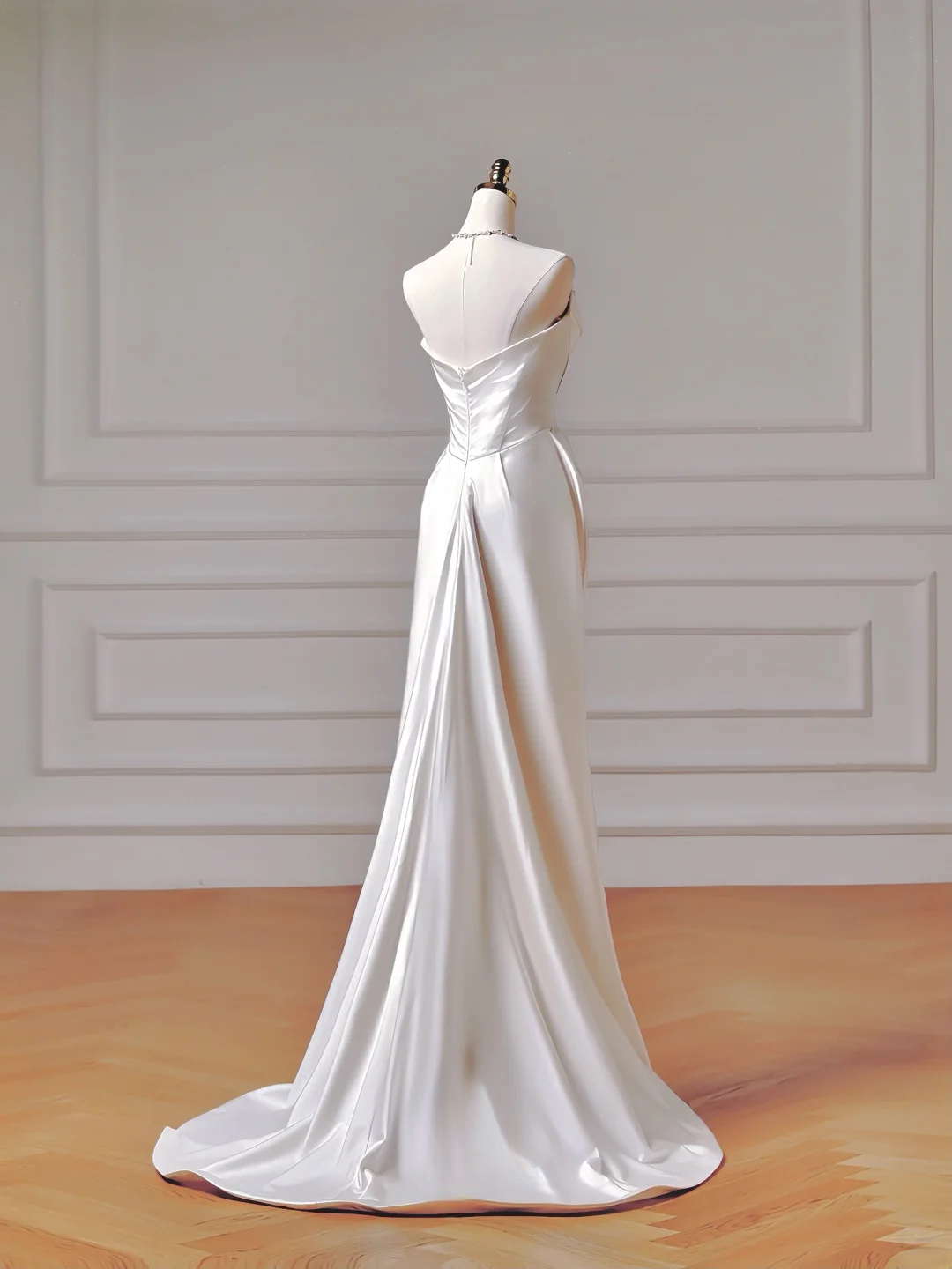 Zeitloses langes Brautkleid im Meerjungfrauenstil, trägerlos, ärmellos, aus Satin mit plissierter Schleppe, Brautkleid AQ007
