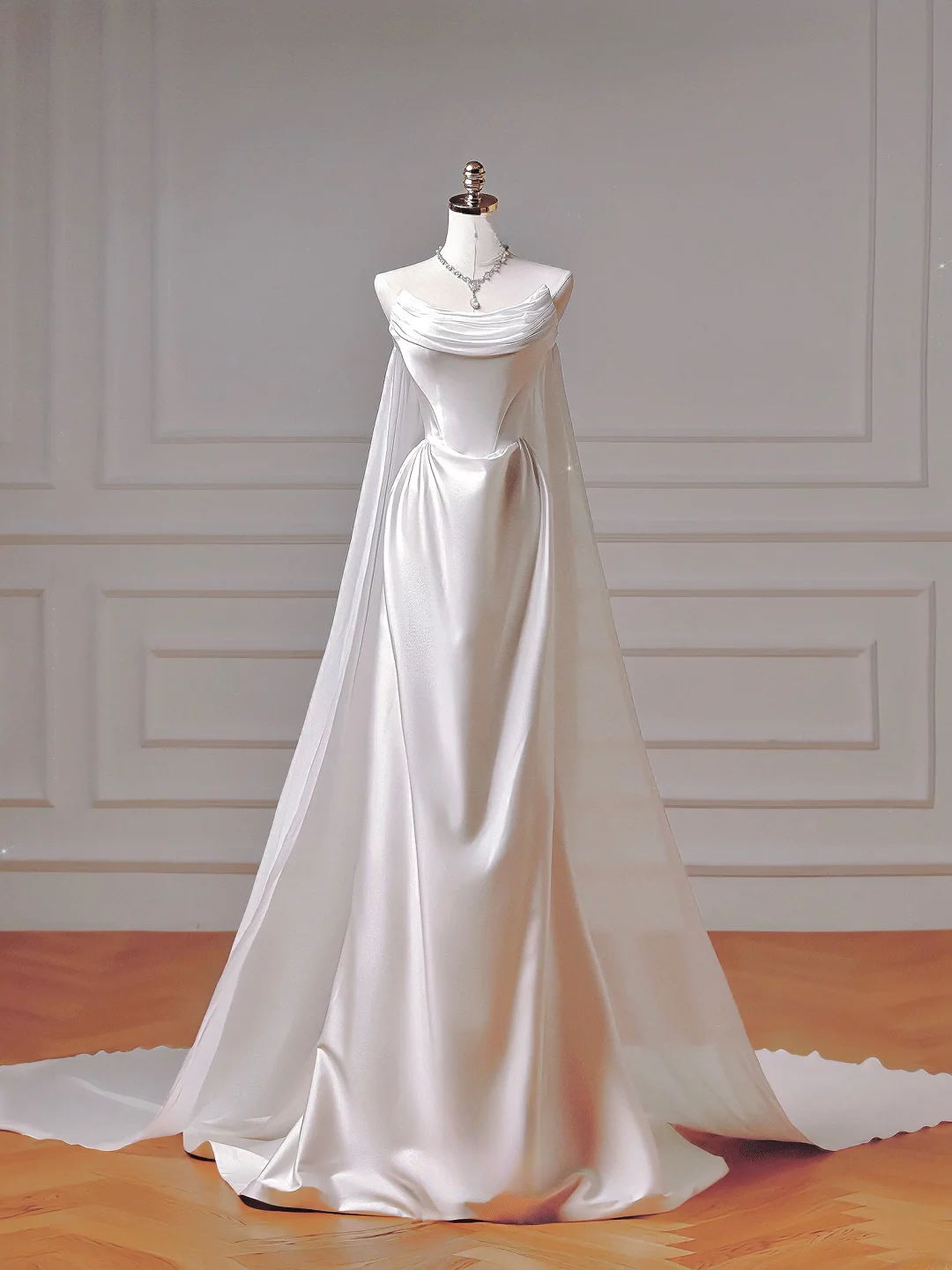 Zeitloses langes Brautkleid im Meerjungfrauenstil, trägerlos, ärmellos, aus Satin mit plissierter Schleppe, Brautkleid AQ007