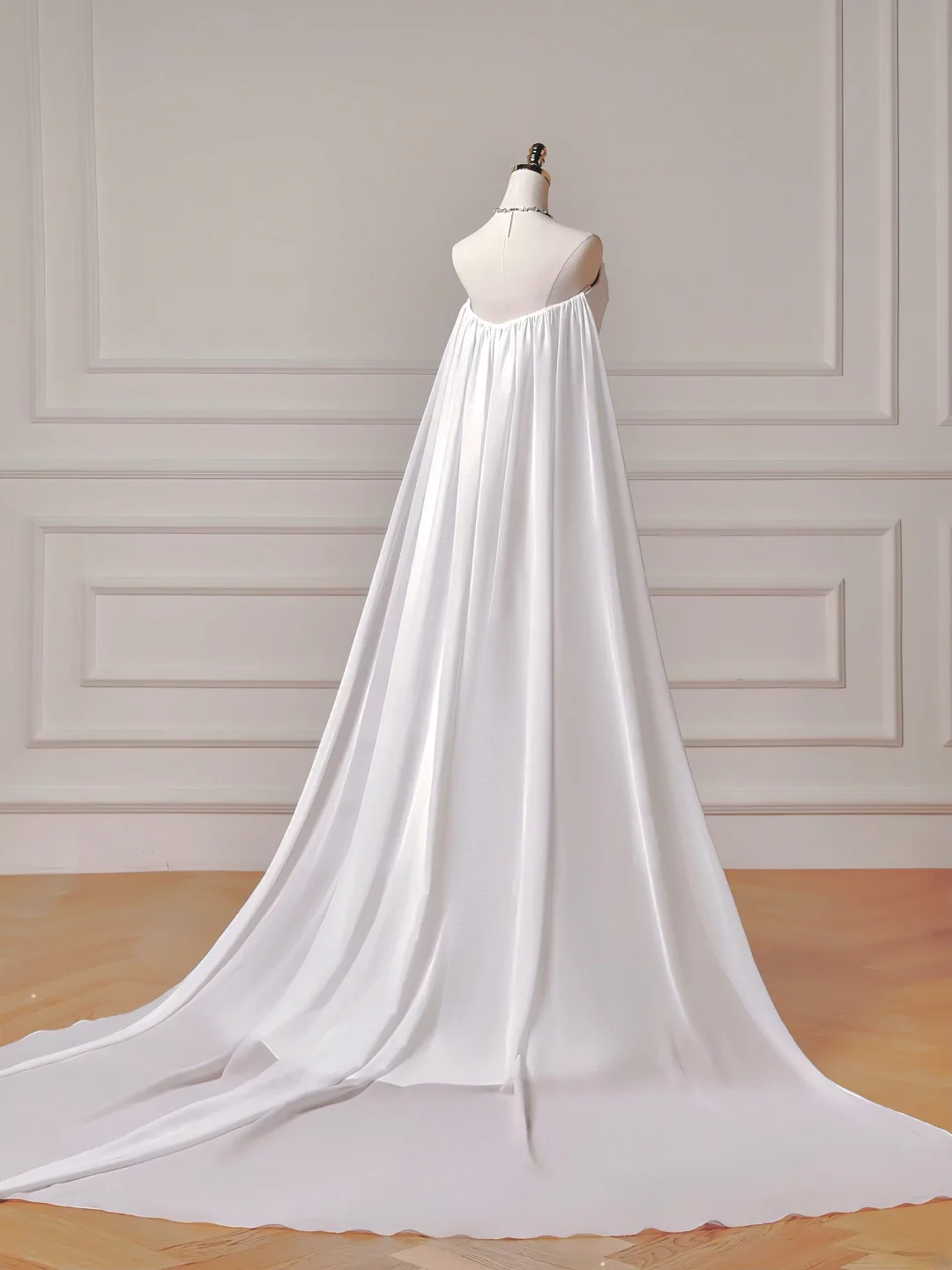 Zeitloses langes Brautkleid im Meerjungfrauenstil, trägerlos, ärmellos, aus Satin mit plissierter Schleppe, Brautkleid AQ007