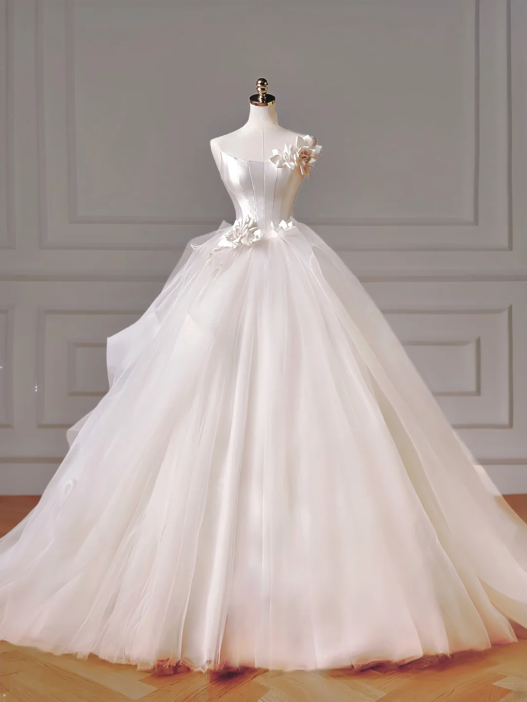 Langes Prinzessinnen-Brautkleid, Ballkleid, schulterfrei, kurze Ärmel, plissierter Tüll für die Braut mit Blumenschleppe, weißes Brautkleid AQ008