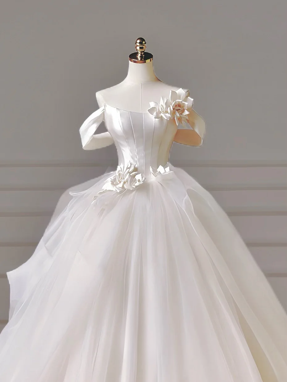 Langes Prinzessinnen-Brautkleid, Ballkleid, schulterfrei, kurze Ärmel, plissierter Tüll für die Braut mit Blumenschleppe, weißes Brautkleid AQ008