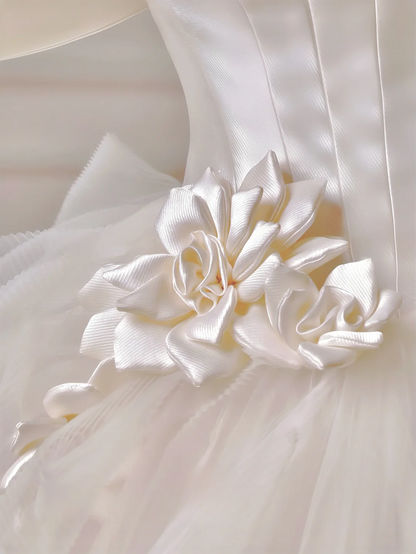 Langes Prinzessinnen-Brautkleid, Ballkleid, schulterfrei, kurze Ärmel, plissierter Tüll für die Braut mit Blumenschleppe, weißes Brautkleid AQ008
