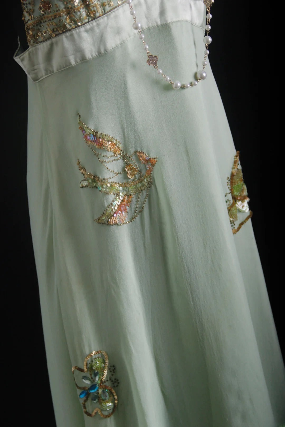 Retro-Kleid im 90er-Jahre-Stil mit asymmetrischem Saum, Spaghettiträgern, Perlen und Teelänge – ideal für Partys, formelle Anlässe und den 20. Geburtstag (AS008).