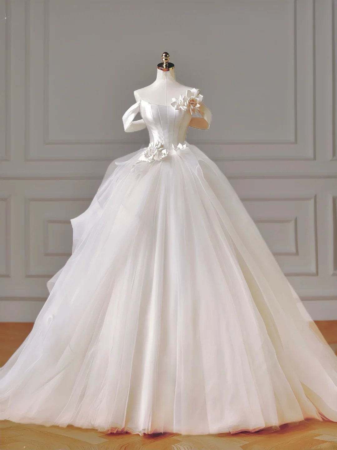 Langes Prinzessinnen-Brautkleid, Ballkleid, schulterfrei, kurze Ärmel, plissierter Tüll für die Braut mit Blumenschleppe, weißes Brautkleid AQ008