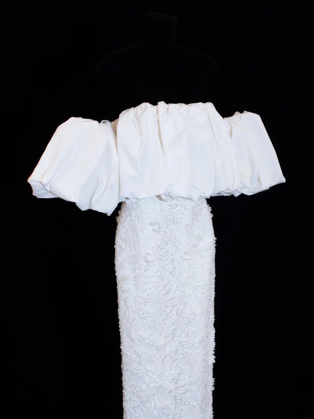 Elegantes, schlichtes Brautkleid im Etui-Stil mit schulterfreiem Schnitt, kurzen Ärmeln und Spitze, auch in kleinen Größen/Plus Size erhältlich, Modell SA009