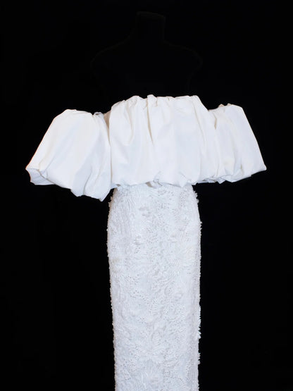 Elegantes, schlichtes Brautkleid im Etui-Stil mit schulterfreiem Schnitt, kurzen Ärmeln und Spitze, auch in kleinen Größen/Plus Size erhältlich, Modell SA009