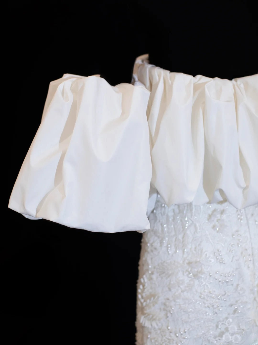 Elegantes, schlichtes Brautkleid im Etui-Stil mit schulterfreiem Schnitt, kurzen Ärmeln und Spitze, auch in kleinen Größen/Plus Size erhältlich, Modell SA009