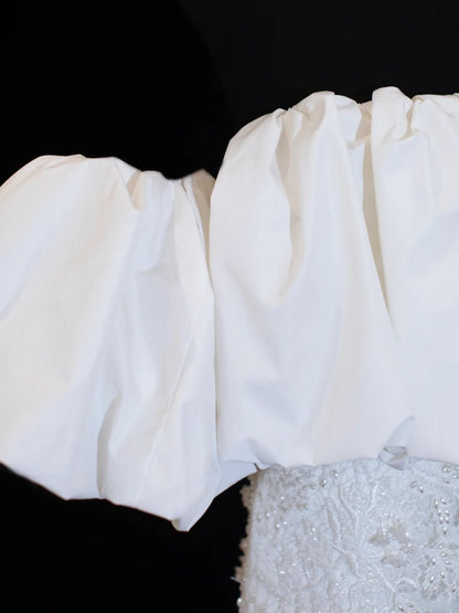 Elegantes, schlichtes Brautkleid im Etui-Stil mit schulterfreiem Schnitt, kurzen Ärmeln und Spitze, auch in kleinen Größen/Plus Size erhältlich, Modell SA009
