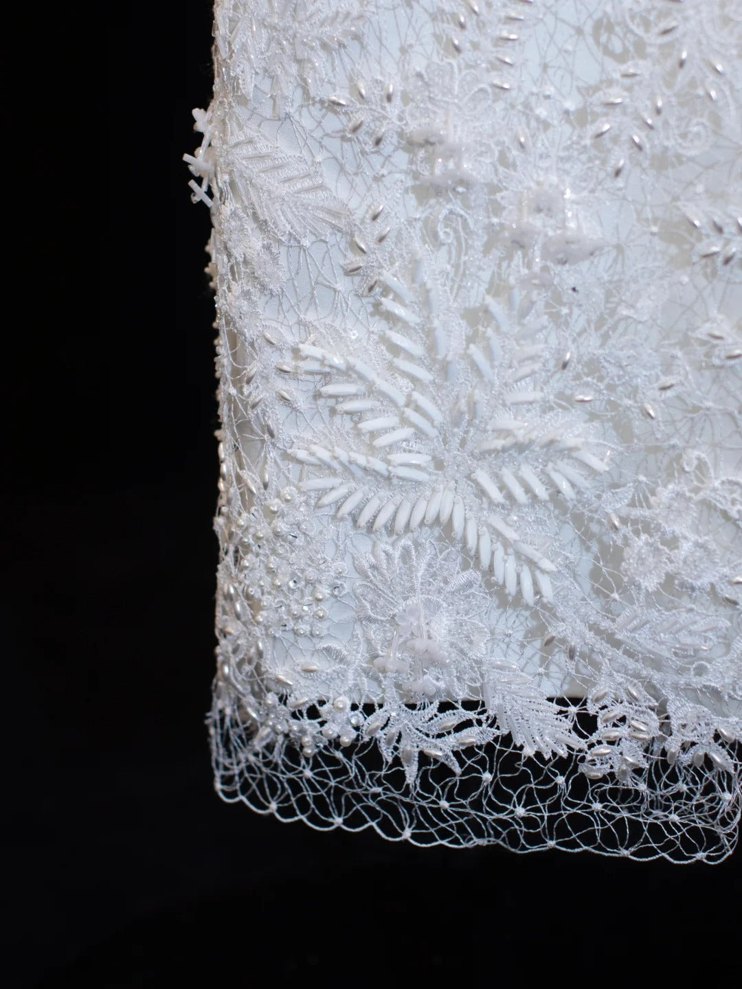 Elegantes, schlichtes Brautkleid im Etui-Stil mit schulterfreiem Schnitt, kurzen Ärmeln und Spitze, auch in kleinen Größen/Plus Size erhältlich, Modell SA009