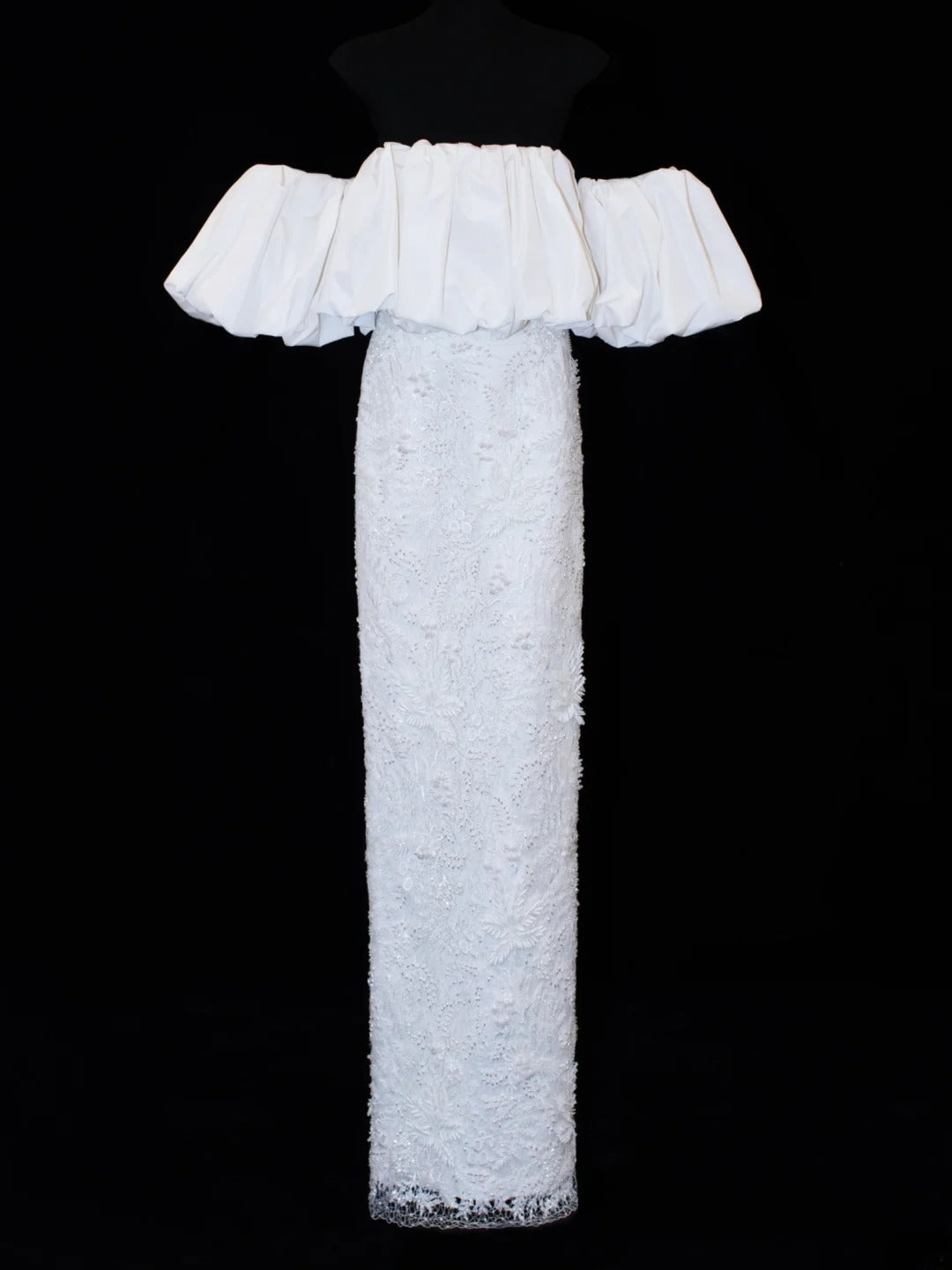 Elegantes, schlichtes Brautkleid im Etui-Stil mit schulterfreiem Schnitt, kurzen Ärmeln und Spitze, auch in kleinen Größen/Plus Size erhältlich, Modell SA009