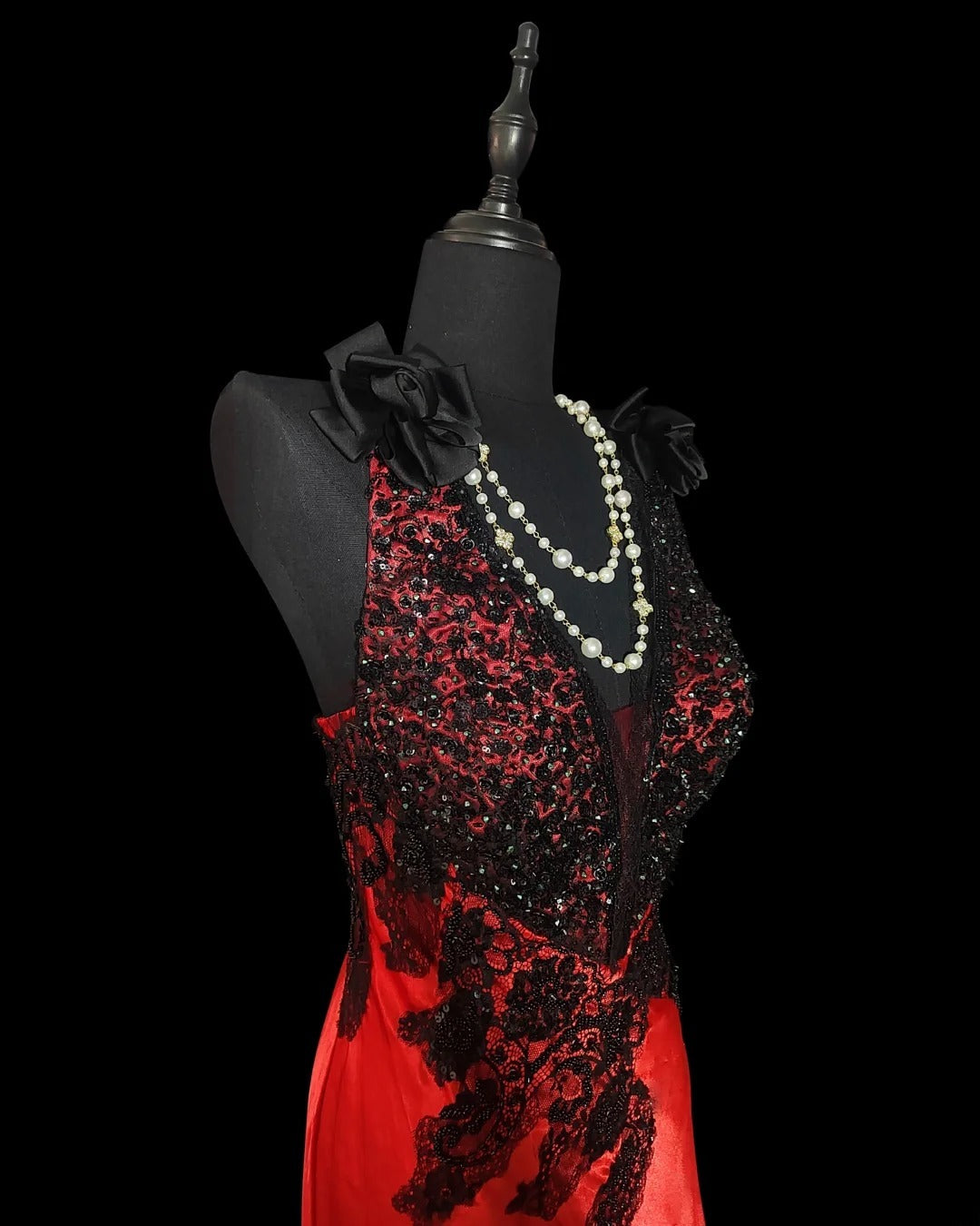 Elegantes, ärmelloses, langes Meerjungfrauen-Abendkleid aus rotem Satin mit V-Ausschnitt – perfekt für den Schulabschlussball oder die Abschlussfeier (AS010)