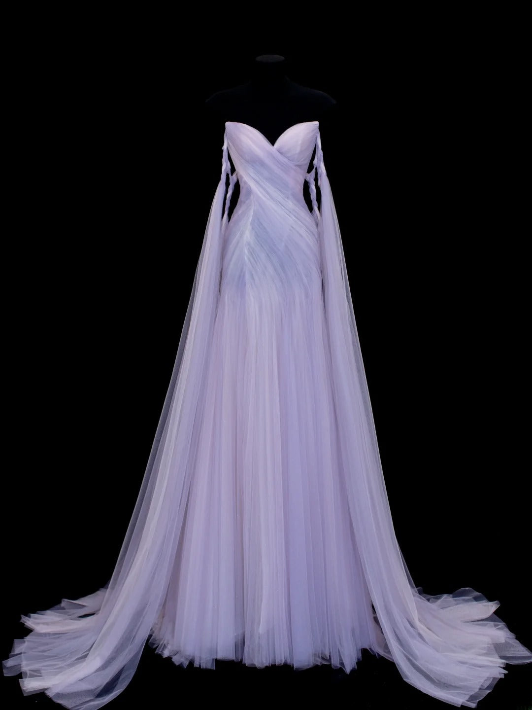 Elegantes, schulterfreies Meerjungfrauen-Abendkleid aus lila Tüll mit Cape-Stil – ein beeindruckendes langes Abendkleid für festliche Anlässe (SA010)