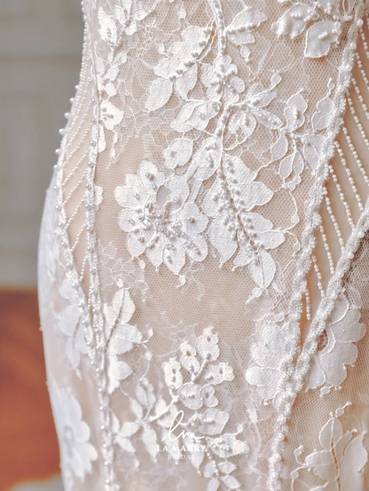 Zeitloses langes Brautkleid im Meerjungfrauenstil mit Spaghettiträgern, ärmellos, aus Spitze, mit Perlen und Schleppe, Modell AQ010