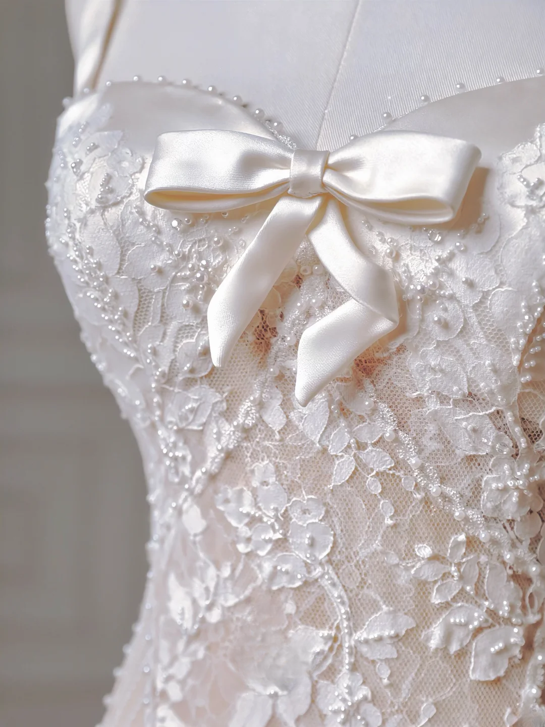 Zeitloses langes Brautkleid im Meerjungfrauenstil mit Spaghettiträgern, ärmellos, aus Spitze, mit Perlen und Schleppe, Modell AQ010