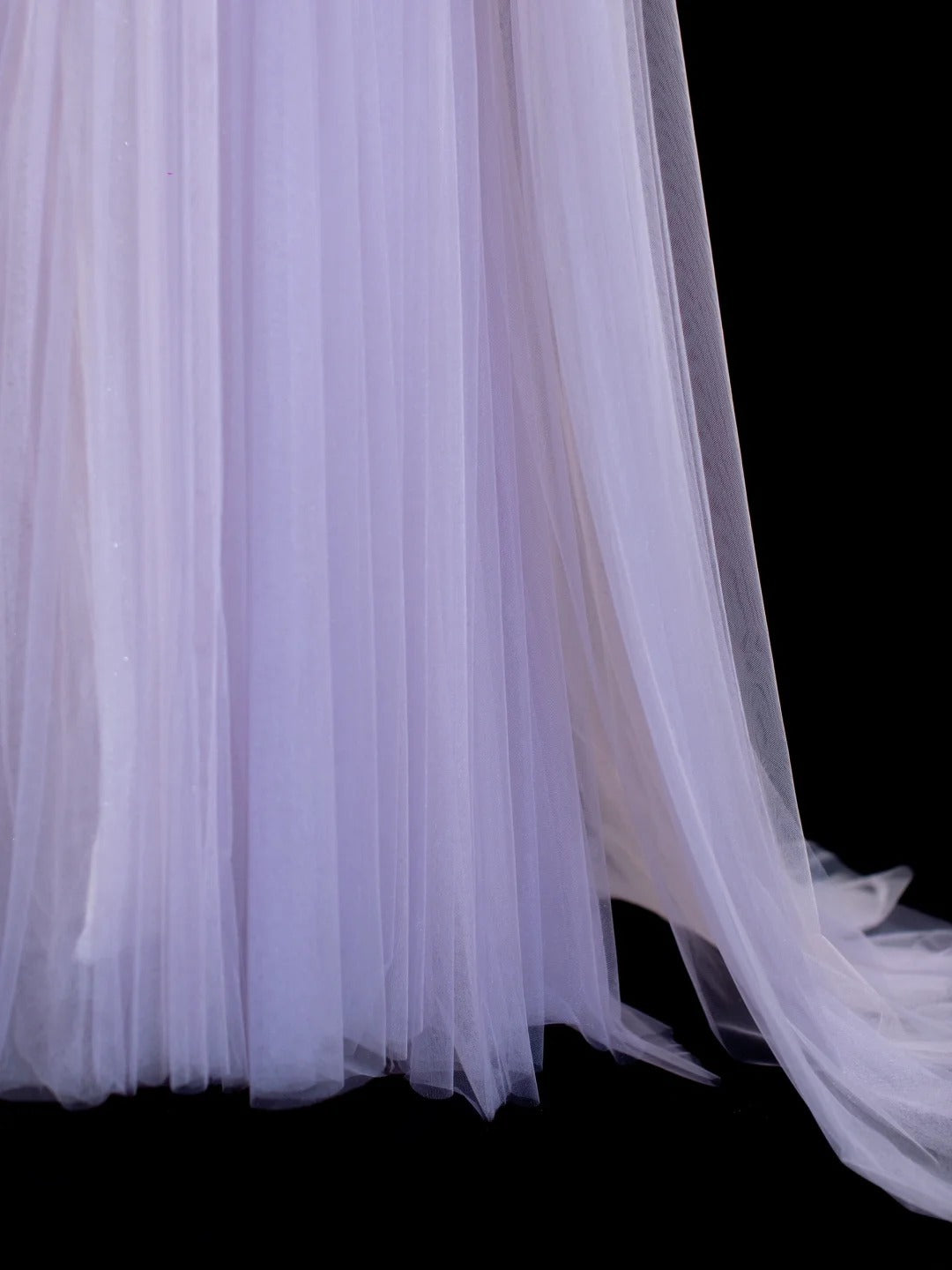 Elegantes, schulterfreies Meerjungfrauen-Abendkleid aus lila Tüll mit Cape-Stil – ein beeindruckendes langes Abendkleid für festliche Anlässe (SA010)