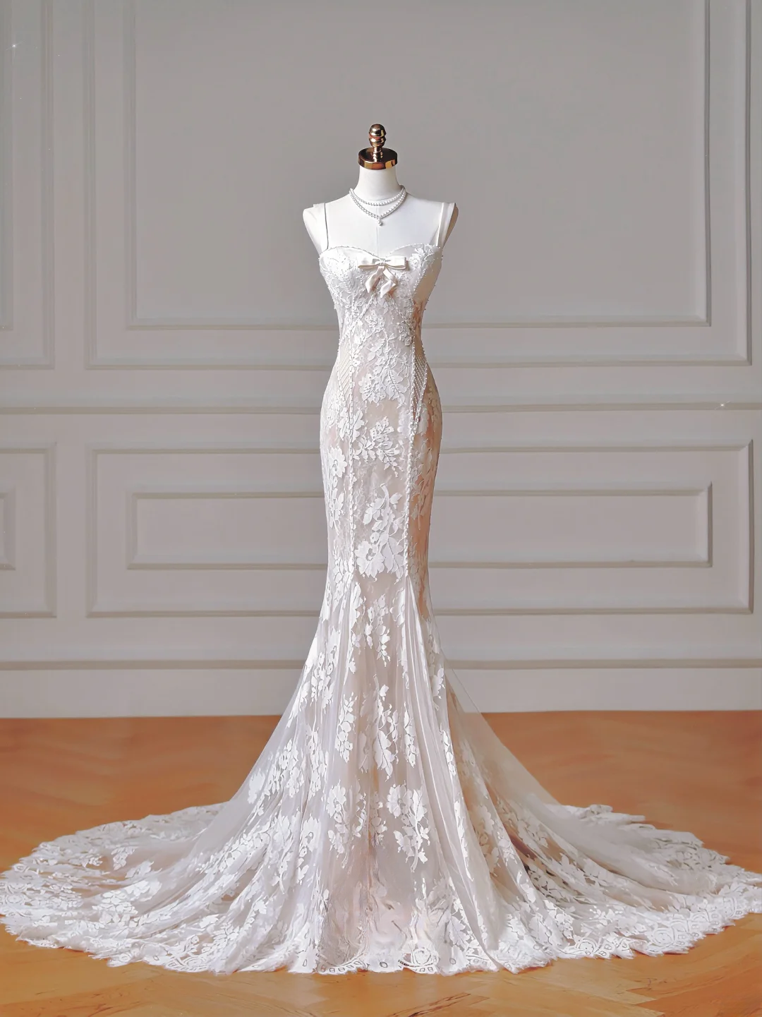 Zeitloses langes Brautkleid im Meerjungfrauenstil mit Spaghettiträgern, ärmellos, aus Spitze, mit Perlen und Schleppe, Modell AQ010